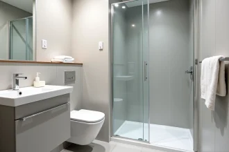 Salle de bain compacte moderne avec distances de circulation visibles entre les équipements sanitaires