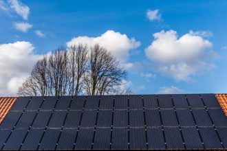 Transformez votre toit en source d'énergie verte grâce à la location de panneaux solaires